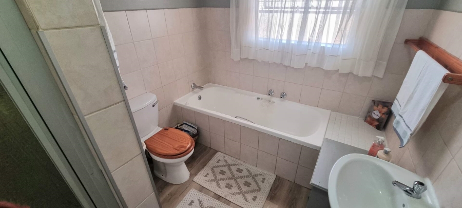2 Bedroom Property for Sale in Langenhovenpark Free State